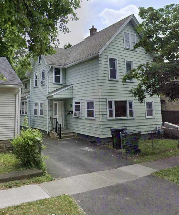 Primary Photo - Large 2 Bedroom 2nd Floor Apartment Availa...