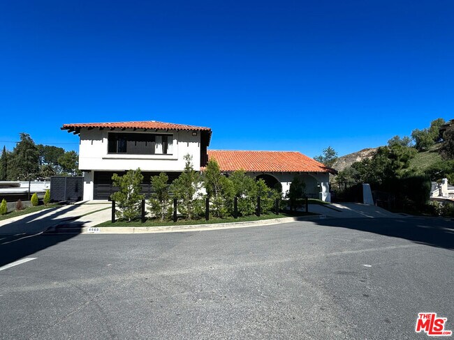Foto del edificio - 4660 Burgundy Rd