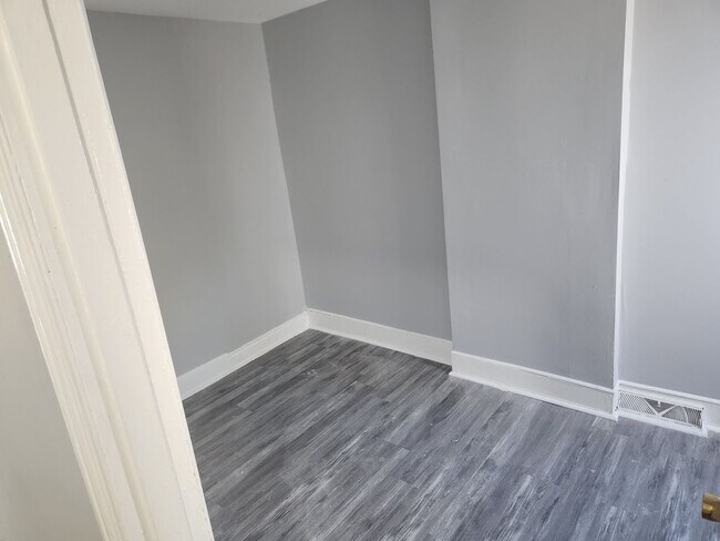 Building Photo - 3 bedroom townhouse