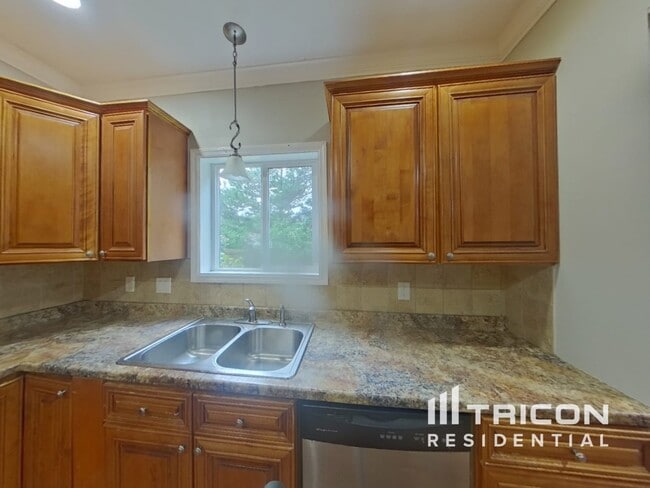 Building Photo - 27 Rockridge Dr