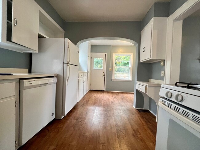 Building Photo - Spacious super clean 3 BR home close to Ba...
