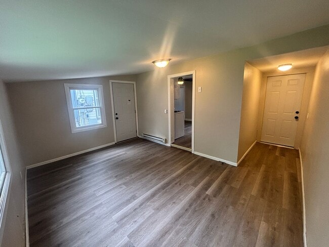 Building Photo - Lower 2 Bedroom Unit Apartment