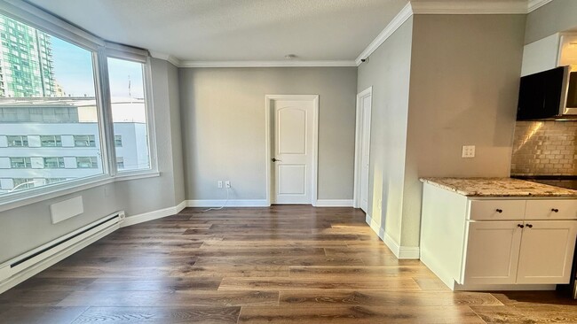 Building Photo - Bright 1BR/1BA w/ City Views, Amenities and just Steps to Embarcadero -AMSI