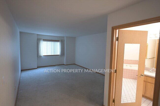Foto del edificio - 2 bed + office, 2 bath, 2 car garage condo in Sunland