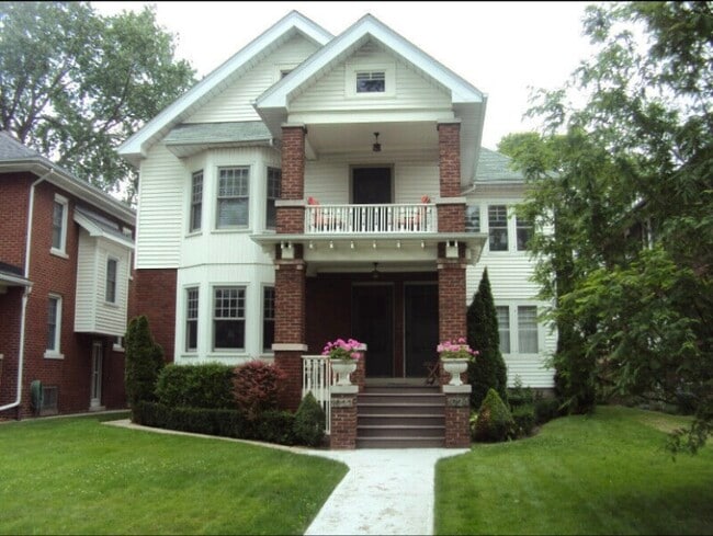 Lower unit - 1022 Victoria Av