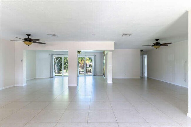 Foto del edificio - 6915 Tradewind Way