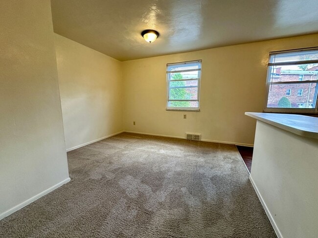 Foto del edificio - Spacious 2BR Townhome in Plum - Central AC...