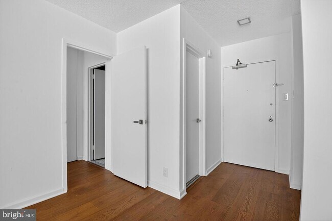Foto del edificio - 5500 Friendship Blvd
