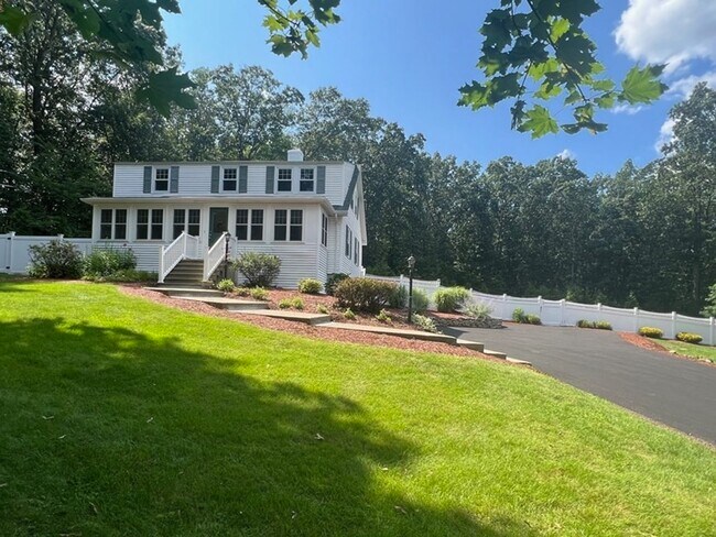 Foto del edificio - 153 Hartwell Rd