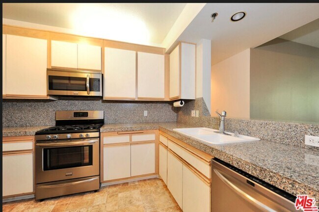 Foto del edificio - 2222 Beachwood Dr