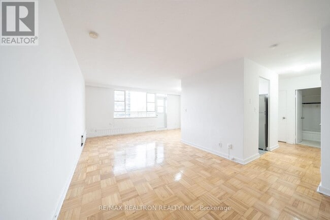 Photo du bâtiment - 165 Cosburn Ave.