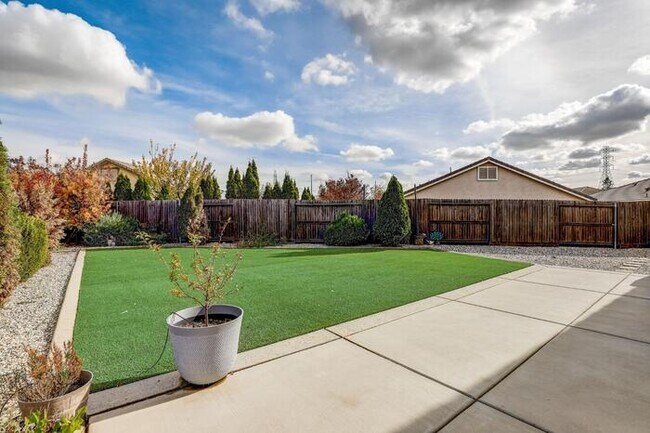 Building Photo - Beautiful Single Story 4 Bedroom Located i...