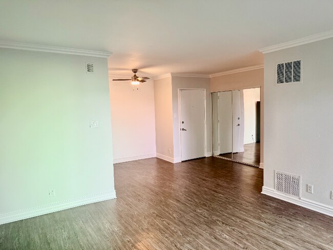 Foto del edificio - 1595 E Chevy Chase Dr