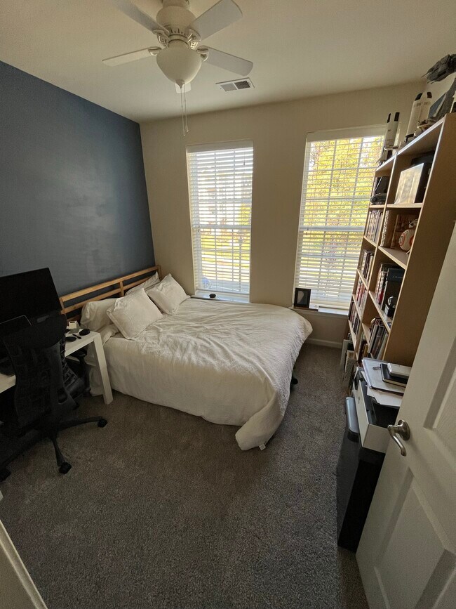 Foto del edificio - 3750 Clara Downey Ave