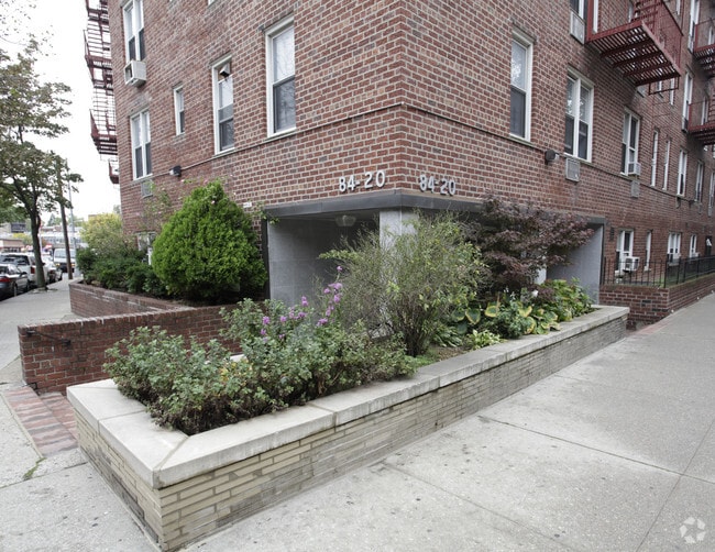 Foto del edificio - 84-20 51st Ave