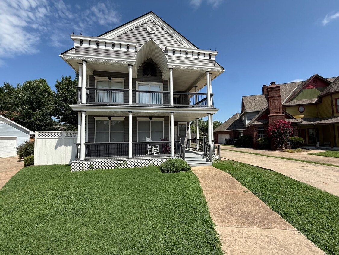 Building Photo - Unique & Close to Campus!