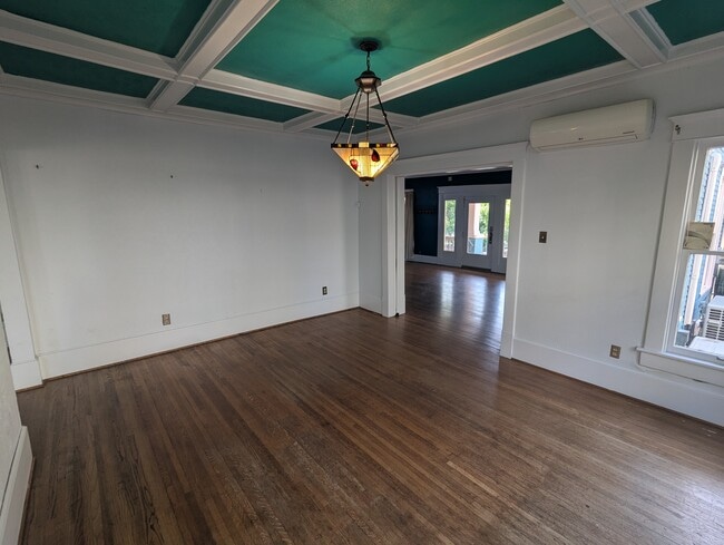 Comedor - 4526 Reiger Ave