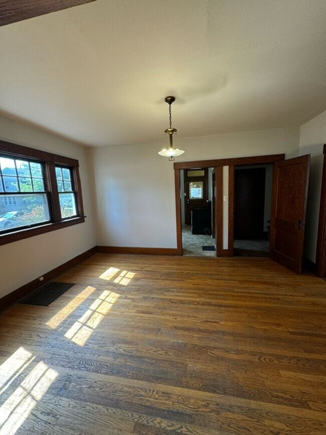 Building Photo - 901 Cottage Ave