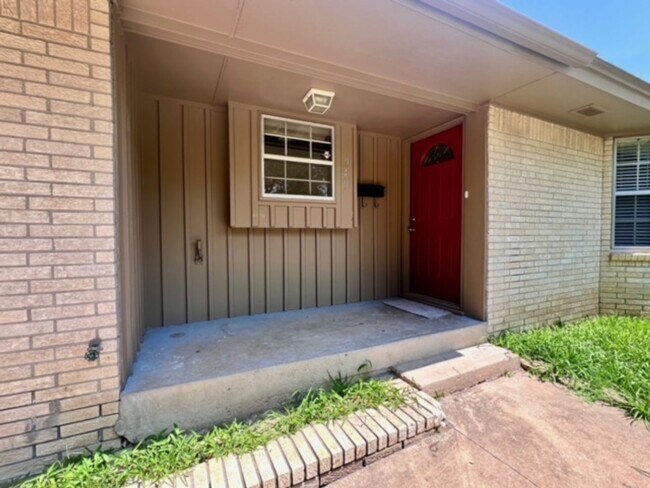 Building Photo - Very nice 3 bed 2 bath home - 1 mile from OU.