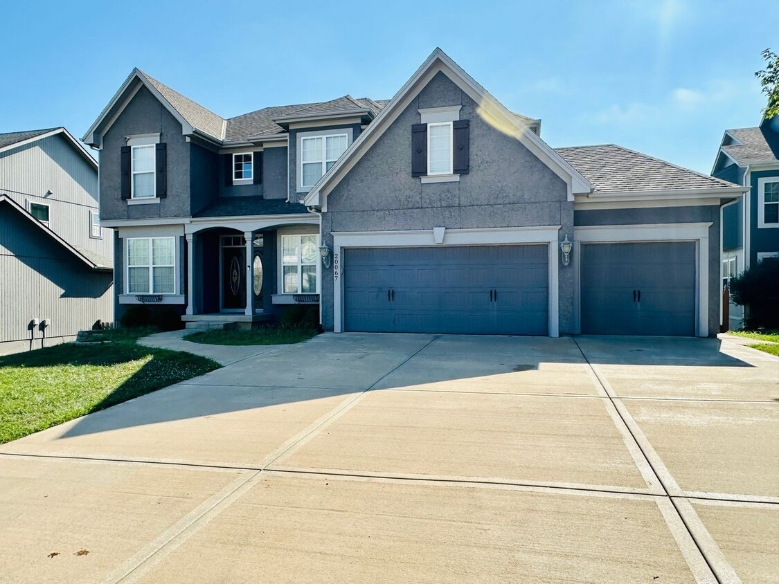 Foto principal - {20067} Custom Built Home in Woodland Mano...