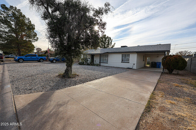 Building Photo - 1007 E Montebello Ave