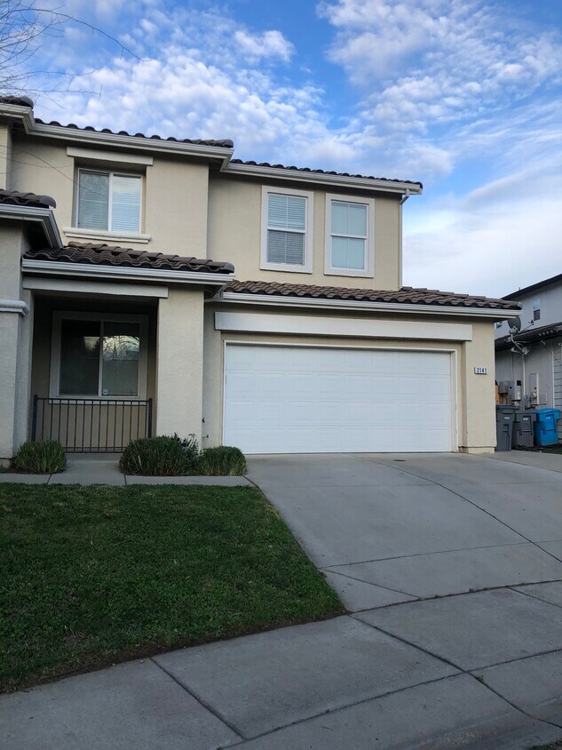 Foto principal - 2141 Buck River St