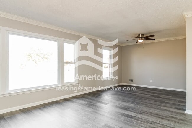 Foto del edificio - 215 Laurel Meadows Dr