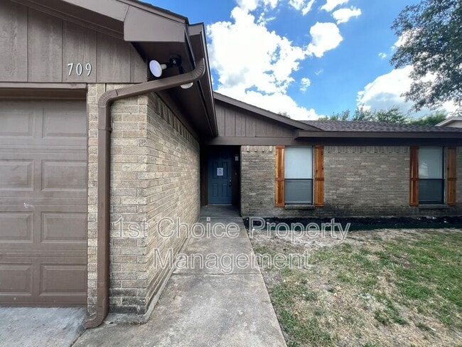 Building Photo - 709 Fair Meadows Dr