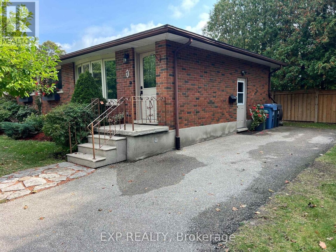 Primary Photo - 7 Golfview Rd