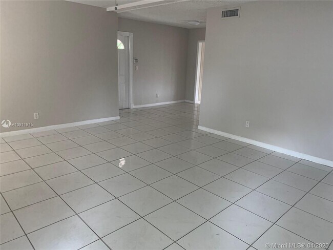 Foto del edificio - 7003 NW 80th Ct