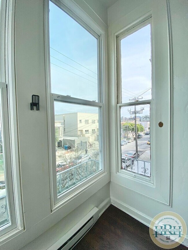 Foto del edificio - 818-820 Treat Avenue