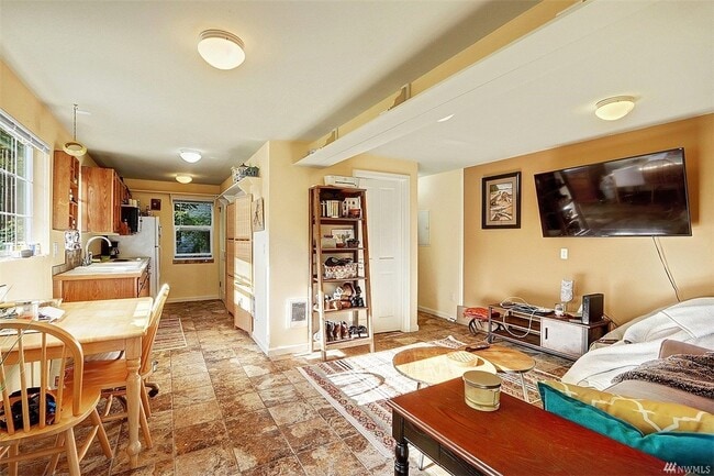 Cozy family room with a full kitchen appliances and washer and dryer - 220 174th St SW