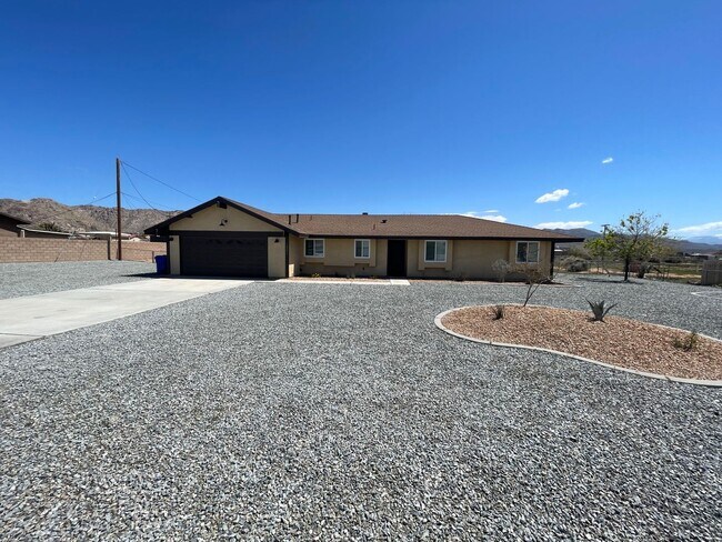 Building Photo - 3 BEDROOM SYCAMORE ROCKS HOME!