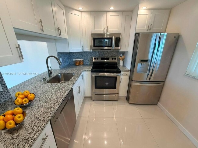 Building Photo - 9440 Poinciana Pl