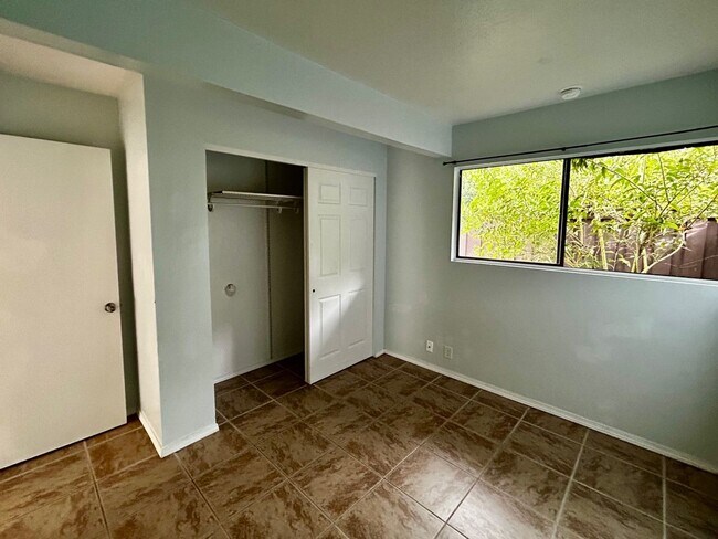 Building Photo - Unfurnished Single level home that's Pet friendly!