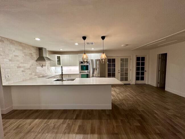 Cocina - 7970 W Elm St