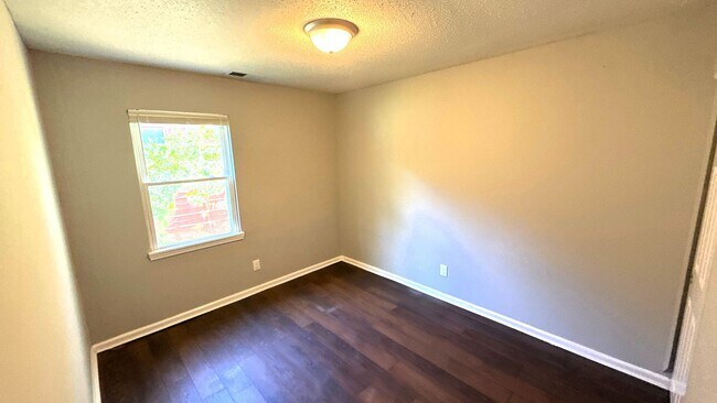 Foto del edificio - 896 Leacrest Ave