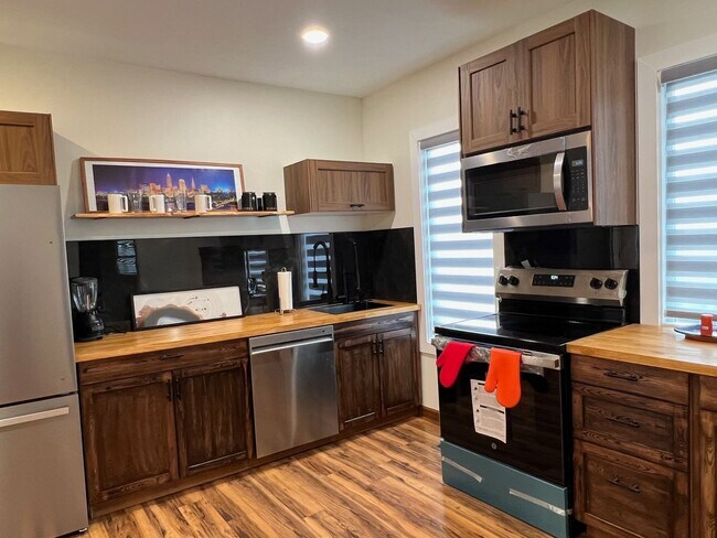 Building Photo - Detroid Shoreway Renovated  4 Bedroom, 2 B...