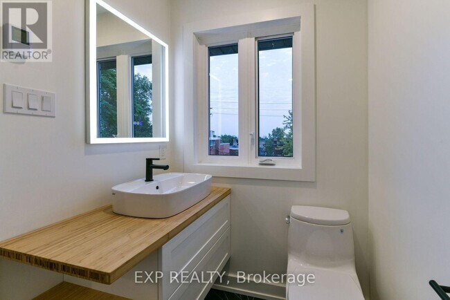 Photo du bâtiment - 1250-1250 Davenport Rd