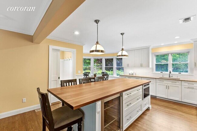 Building Photo - 10 Knoll Ln