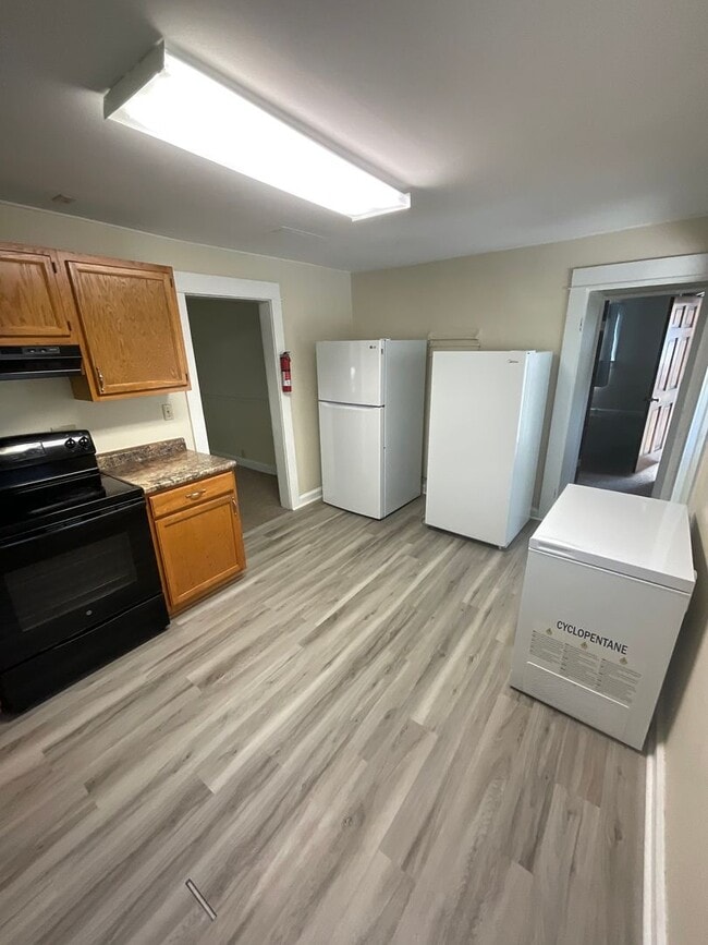 Building Photo - *AVAILABLE AUGUST 2028* 8 BEDROOM GREAT LOCATION