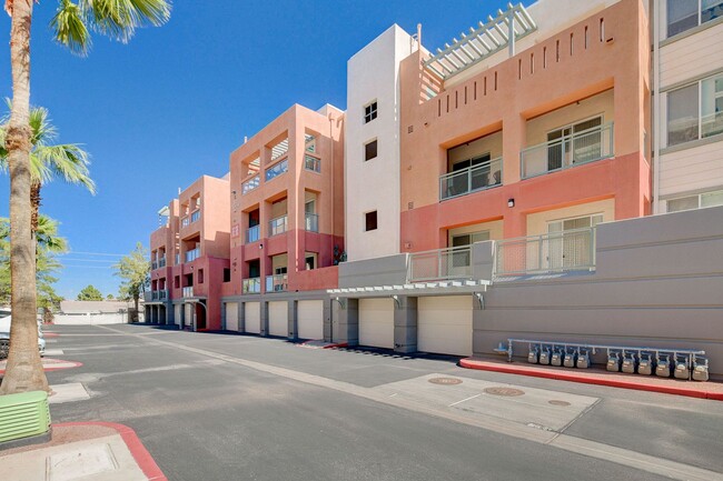 Foto del edificio - Mid-rise Luxury Two Bedroom available for ...