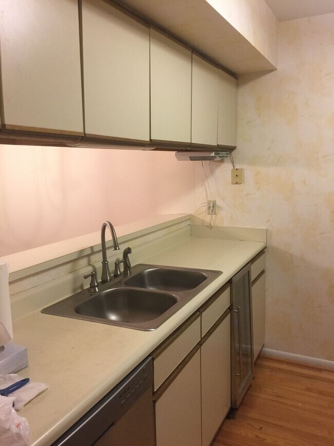 Foto del edificio - Modern 3BR Condo in Finley Forest – Prime Chapel Hill Location near UNC & RTP