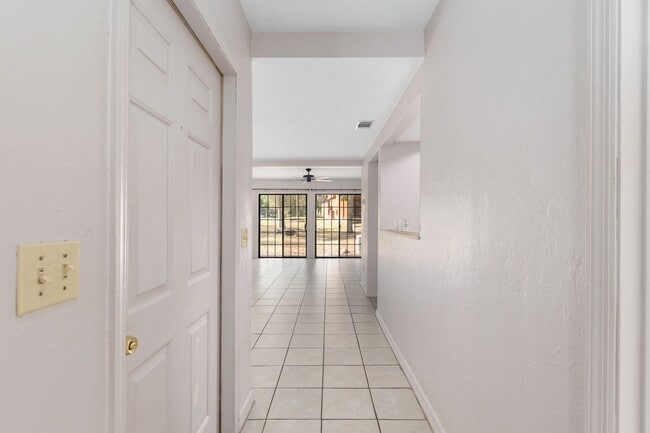 Foto del edificio - Spacious 3/3 townhome-style condo in Rockwood Villas with washer/dryer