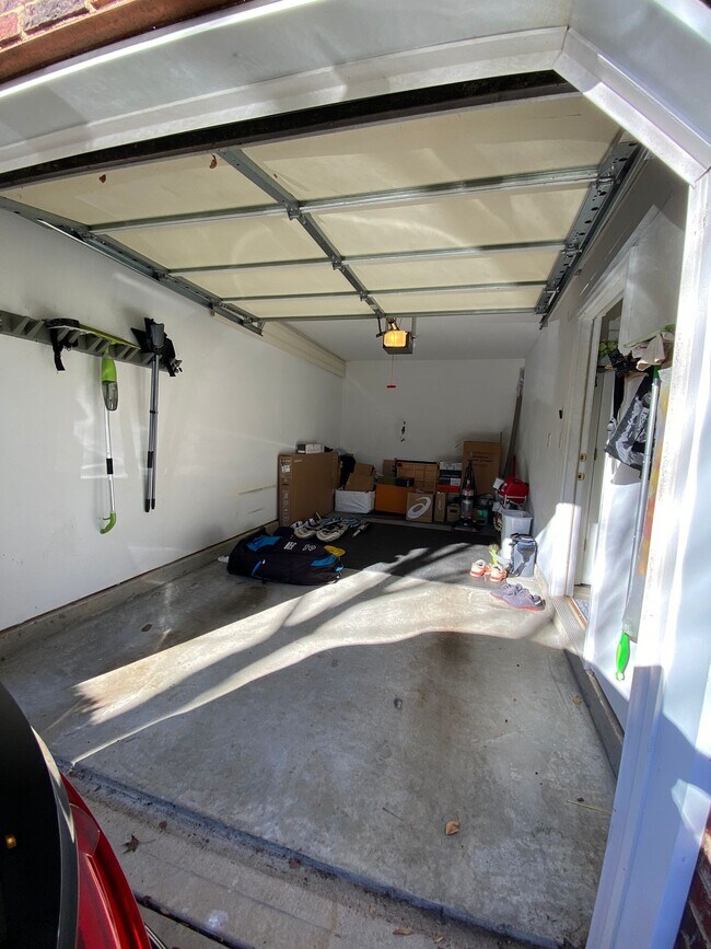 Building Photo - 8756 Robinson Forest Dr