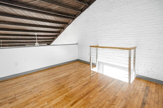 Foto del edificio - Loft Style with Bay Window and Laundry Room