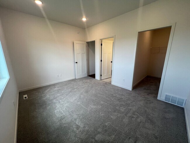 Building Photo - 1614 6th Ave NE