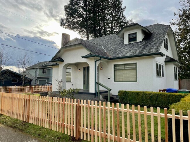 Building Photo - Stunning Home on Corner Lot in Lents