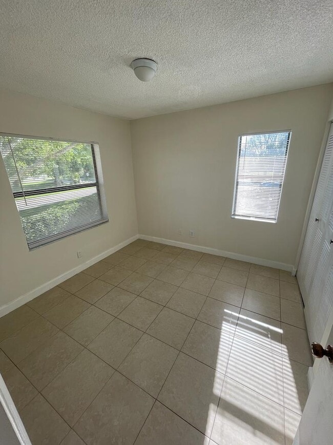Building Photo - 6844 Palmetto Cir S