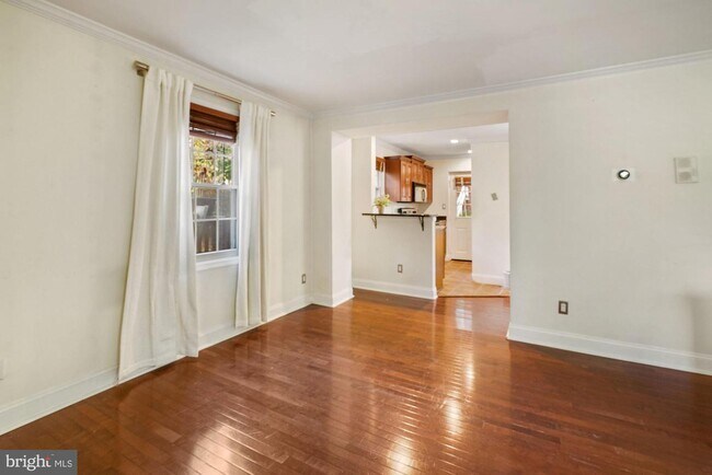 Building Photo - 1305 E Abingdon Dr